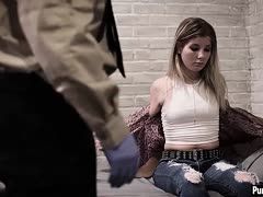 Hellblonde Göre im Knast von Wärtern durchgevögelt